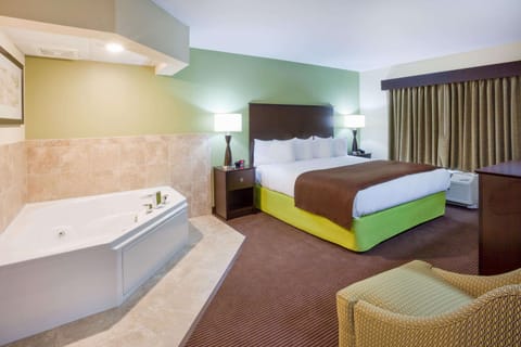 Deluxe Suite, 1 King Bed, Non Smoking | Premium bedding, desk, laptop workspace, blackout drapes