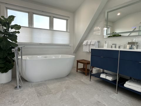 Premier Suite, 1 King Bed, Balcony, Harbor View | Bathroom | Combined shower/tub, free toiletries, hair dryer, towels