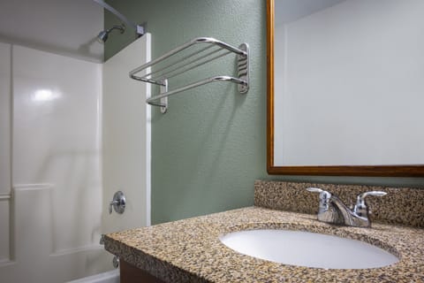 Combined shower/tub, hair dryer, towels