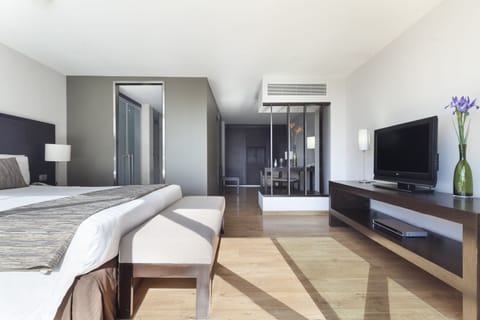 Minibar, in-room safe, desk, soundproofing