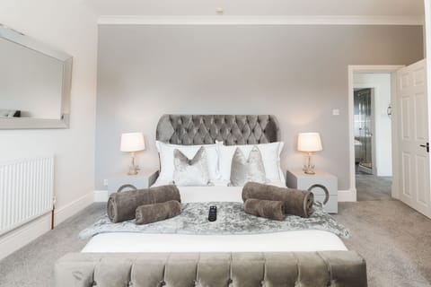 Luxury Apartment, 2 Bedrooms, Jetted Tub, Garden View | 2 bedrooms, premium bedding, soundproofing, iron/ironing board