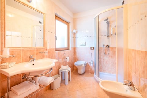 Shower, rainfall showerhead, free toiletries, hair dryer