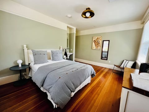 Standard Room, 1 Queen Bed, Shared Bathroom | Iron/ironing board, free WiFi, bed sheets