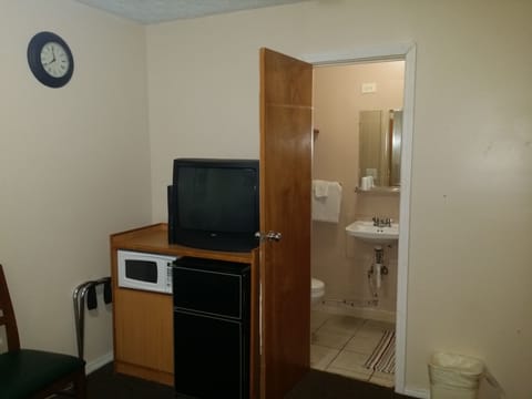 Room, 1 Queen Bed | Iron/ironing board, free WiFi, bed sheets