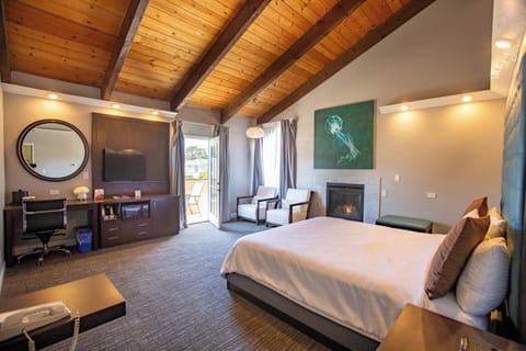 Deluxe Room, 1 King Bed, Balcony | Desk, iron/ironing board, cribs/infant beds, free WiFi