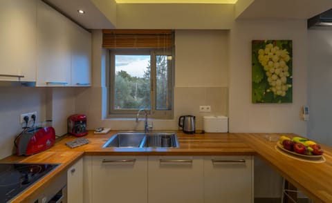 Junior Suite | Private kitchen | Full-size fridge, oven, stovetop, espresso maker