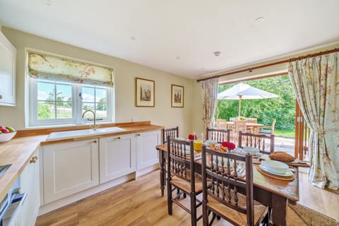 Cosy Cottage, Chebbard, Dorchester: The well-equipped kitchen and dining area