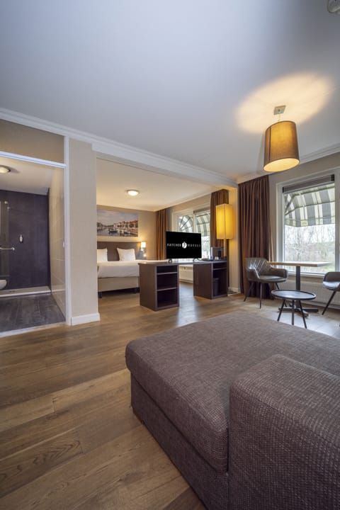 Junior Suite | In-room safe, desk, free WiFi, bed sheets