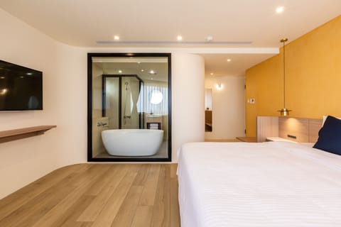 Deluxe Suite with Ocean View | Premium bedding, individually decorated, individually furnished, desk