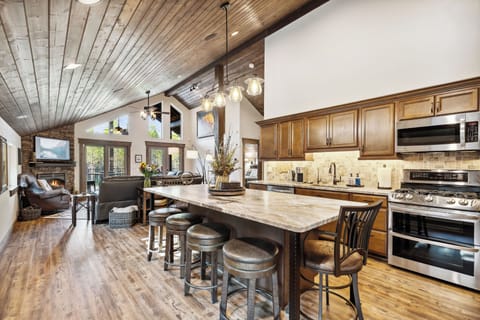 Fantastic, fully furnished kitchen! Equipped for any and all meal prep.