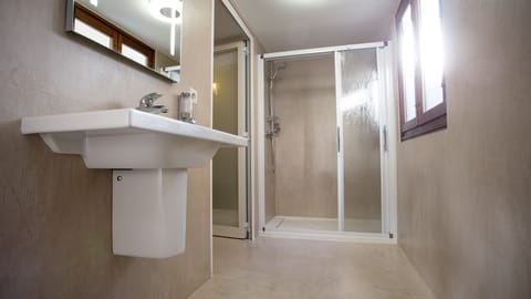 Comfort Twin Room, Private Bathroom | Bathroom | Free toiletries, hair dryer, towels