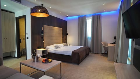 Deluxe Room | In-room safe, desk, iron/ironing board, free WiFi