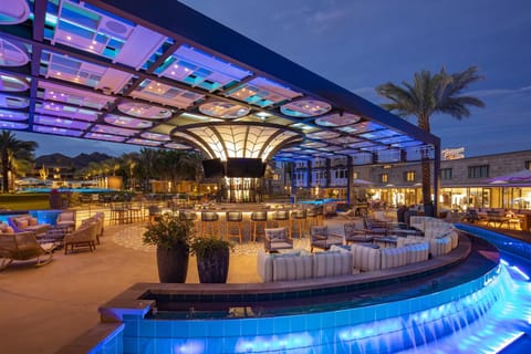 Cocktail bar, pool views, open daily