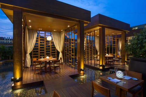 6 restaurants; breakfast and dinner served