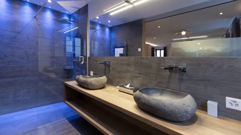 Junior Suite | Bathroom | Hair dryer, bathrobes, towels, soap