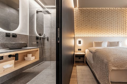 Economy Double Room | Hypo-allergenic bedding, in-room safe, desk, soundproofing