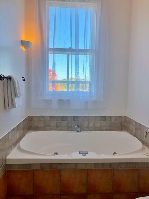 Deluxe Suite with Spa Bath | Private spa tub