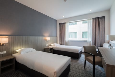 Desk, soundproofing, free WiFi, bed sheets