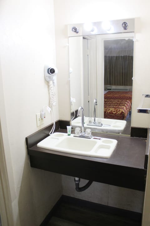 Combined shower/tub, towels