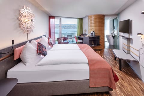 Double Room, Balcony, Lake View | Minibar, in-room safe, desk, blackout drapes