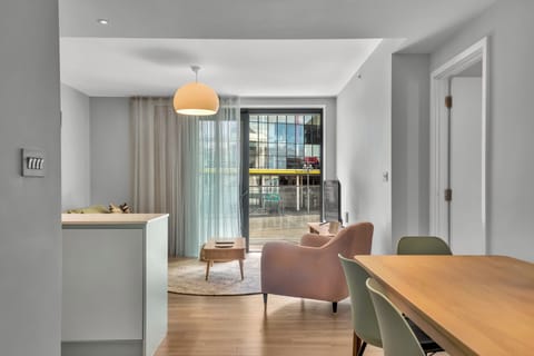 Deluxe Apartment, 2 Bedrooms, Kitchenette, City View | Living room | 40-inch TV with satellite channels