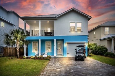 6-seat Golf Cart FREE during your stay! 4 minutes to the beach. Sleeps 14, 4 bedrooms, 3.5 bath, and 8 beds. Hot tub in the back yard!