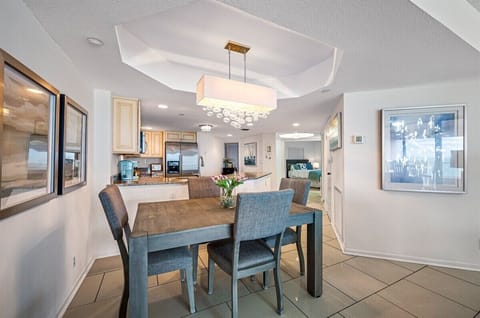 Open floor plan kitchen/dining