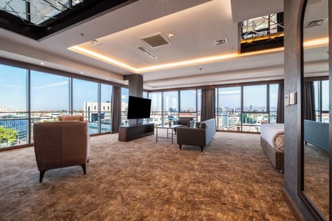 Suit Room | Minibar, in-room safe, desk, soundproofing