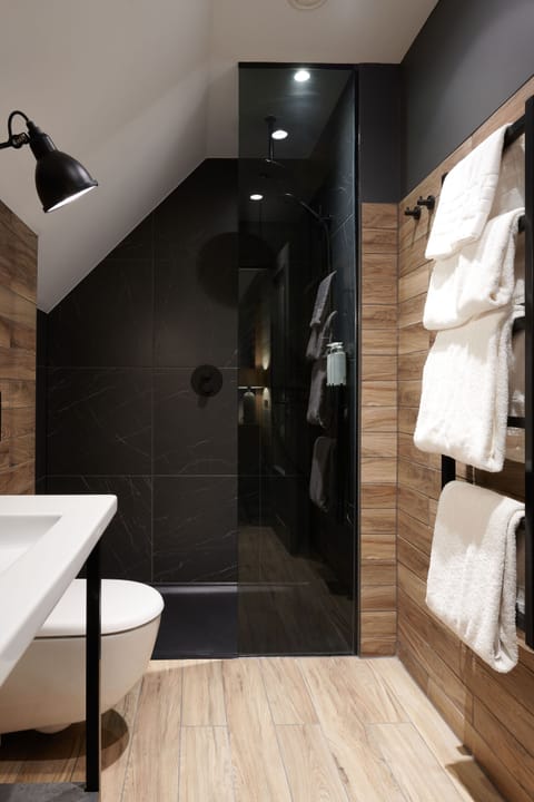 Room | Bathroom | Separate tub and shower, rainfall showerhead, designer toiletries