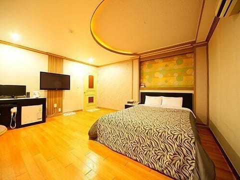 Deluxe Room (King) | Free WiFi