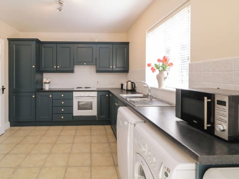 Electric kettle, toaster, cookware/dishes/utensils