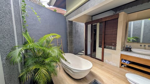 Villa, 2 Bedrooms | Bathroom | Separate tub and shower, jetted tub, rainfall showerhead