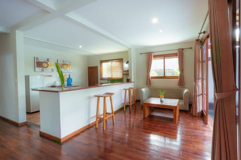 Villa, 3 Bedrooms | Dining room