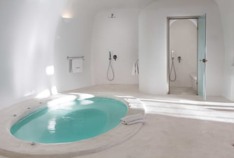 Perivolas Luxury Suite  | Bathroom | Free toiletries, hair dryer, bathrobes, slippers