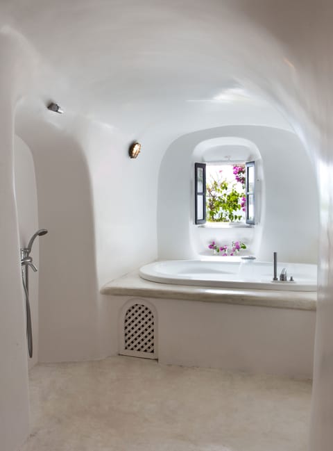 Superior Suite | Bathroom | Free toiletries, hair dryer, bathrobes, slippers