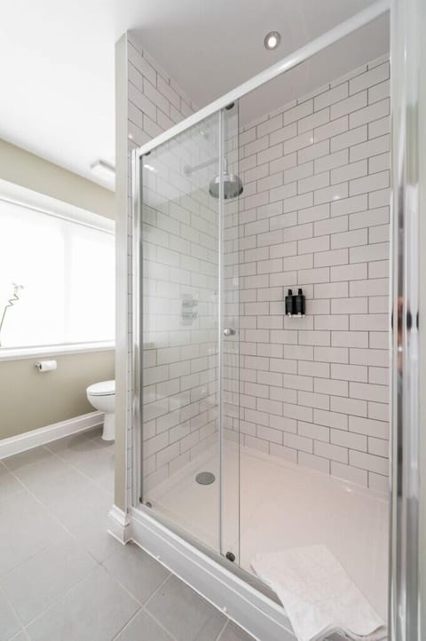 Twin Room | Bathroom shower