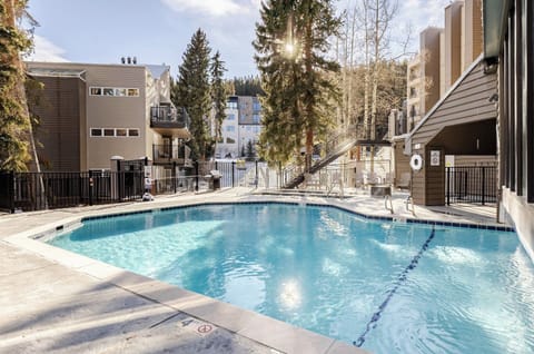 Outdoor heated pool with Hot Tubs 