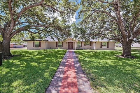 Welcome to Three Oaks Estate!