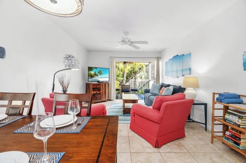 Gorgeous updated condo in Beach Castle Resort just steps from the heated pool, hot tub, and pristine shores of Longboat Key Beach!