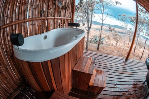 Bungalow | Outdoor spa tub