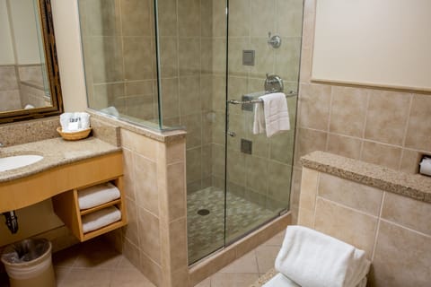 King Whirlpool Suite w/Spa Bath | Bathroom | Combined shower/tub, free toiletries, hair dryer, towels