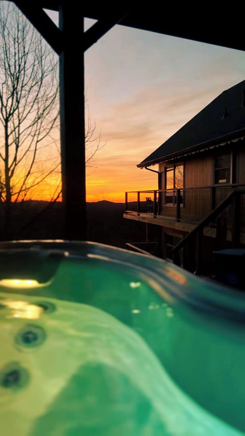 PREMIUM Big HotTub: NEW Feb 2024! Sunrise views one way & seasonal Grandfather views the other way! Hot Tub use & 1 Hot Tub Towel / person included in stay. No-Edit photo! 😍🤩