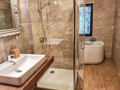 Deluxe Suite, Garden View | Bathroom | Shower, hair dryer, towels