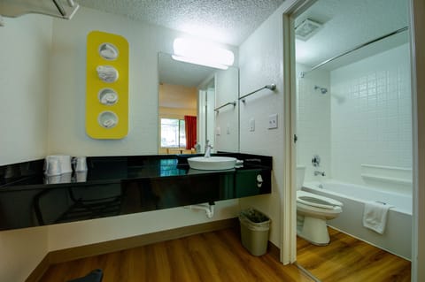 Combined shower/tub, towels