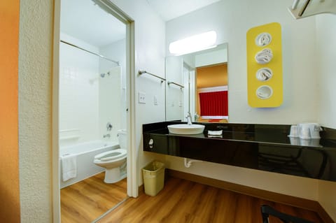 Combined shower/tub, towels