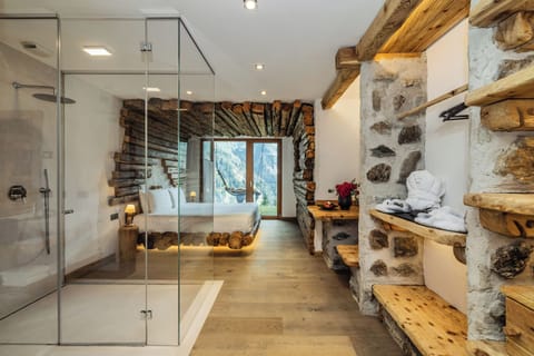 Signature Room | Premium bedding, down comforters, minibar, in-room safe