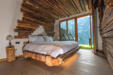 Signature Room | Premium bedding, down comforters, minibar, in-room safe