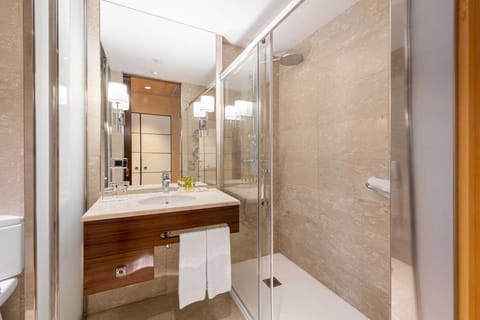 Shower, eco-friendly toiletries, hair dryer, towels