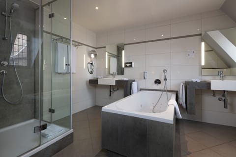 Exclusive Double Room | Bathroom | Free toiletries, hair dryer, towels, soap