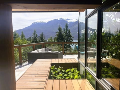 Deluxe Room, 1 King Bed, Mountain View | Terrace/patio